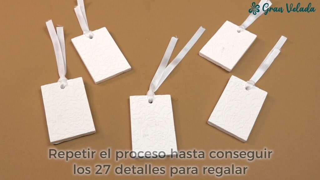 Kit cómo hacer detalles de cerámica perfumada floral paso 13